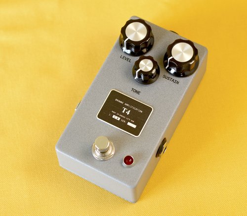 BROWNE AMPLIFICATION T4 FUZZ PEDAL TOP ANGLE VIEW