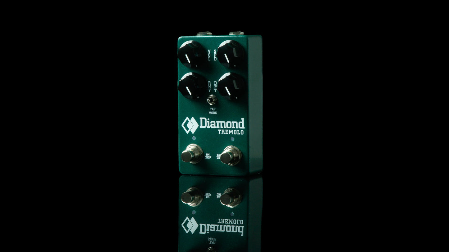 DIAMOND TREMEMO MODULATION PEDAL FRONT SIDE VIEW WITH DARK BACKGROUND