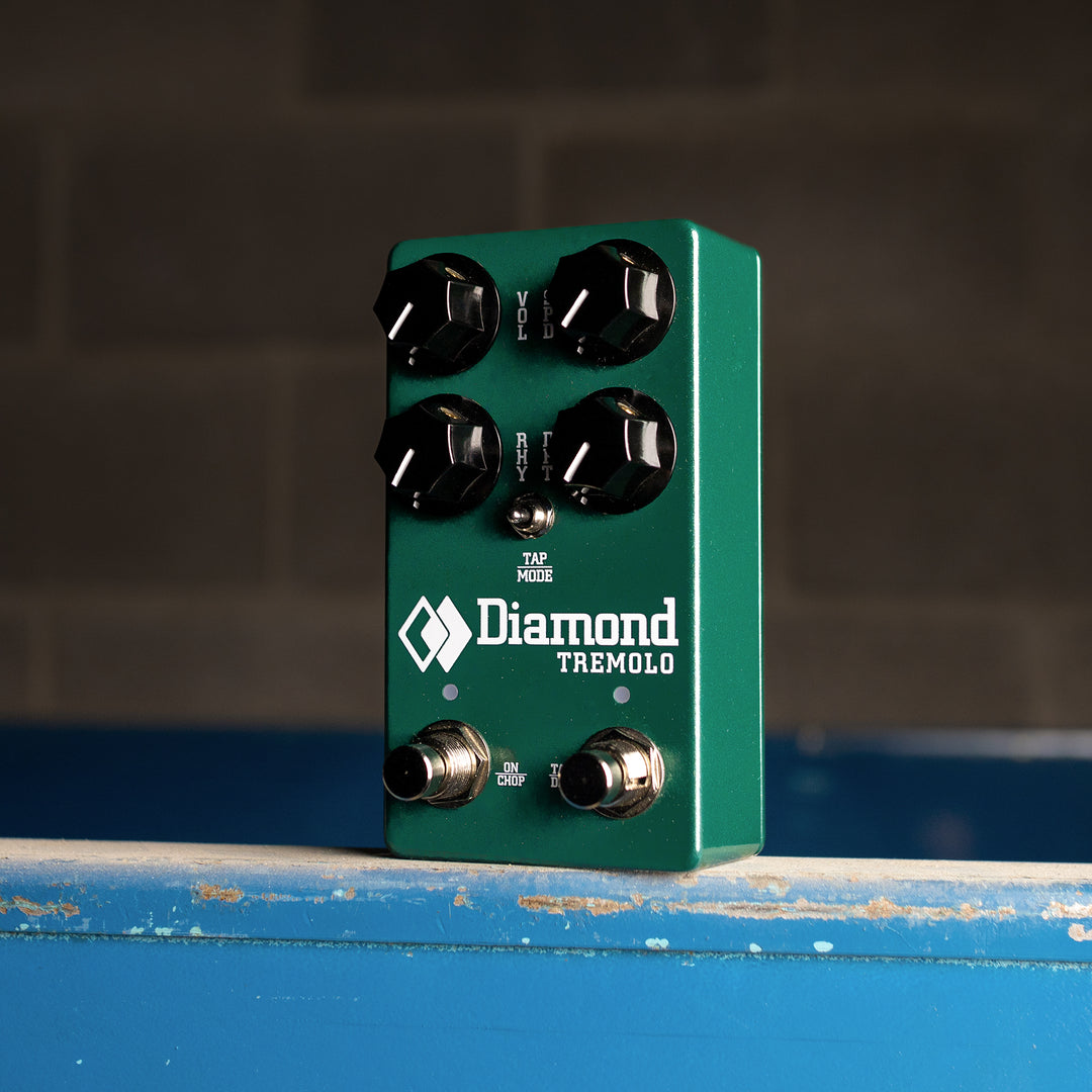 DIAMOND TREMEMO MODULATION PEDAL FRONT SIDE VIEW