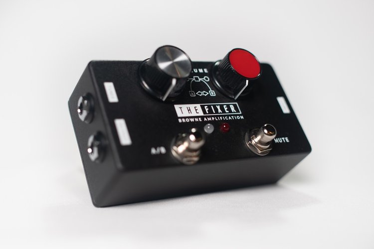 BROWNE AMPLIFICATION THE FIXER GUITAR PEDAL FRONT TOP ANGLED VIEW