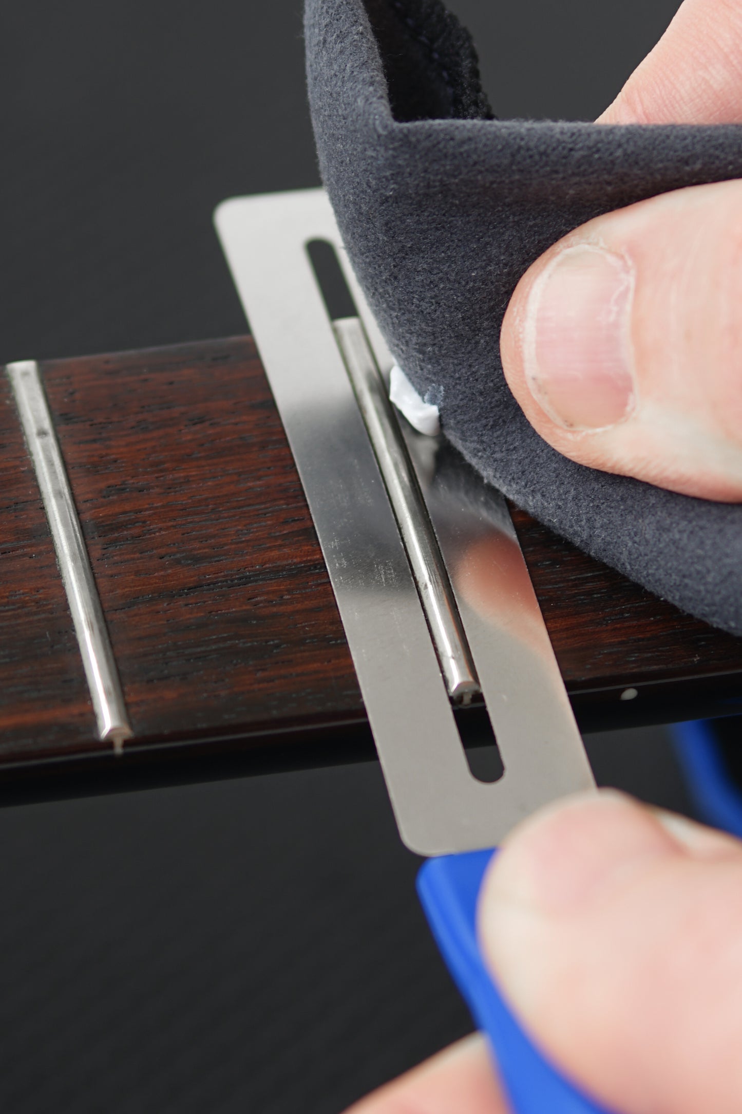 MUSIC NOMAD MN124 FRINE FRET POLISHING KIT CLOSEUP DEMO POLISHING FRET