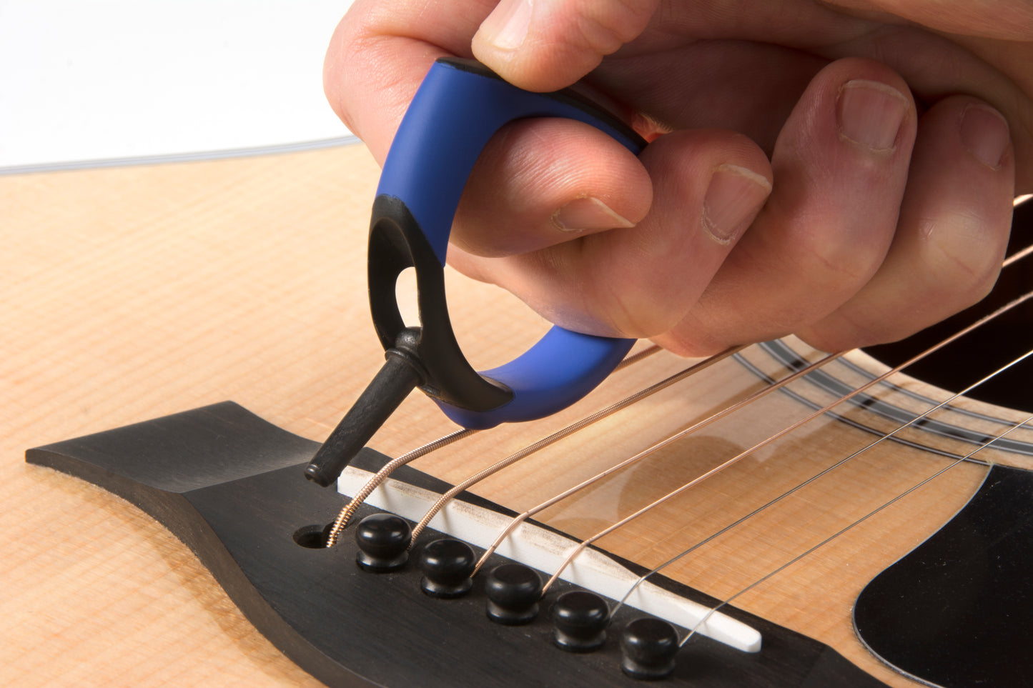 MUSIC NOMAD MN219 GRIP PULLER ZOOM PHOTO DEMO HAND PULLED BRIDGE PIN ON ACOUSTIC GUITAR