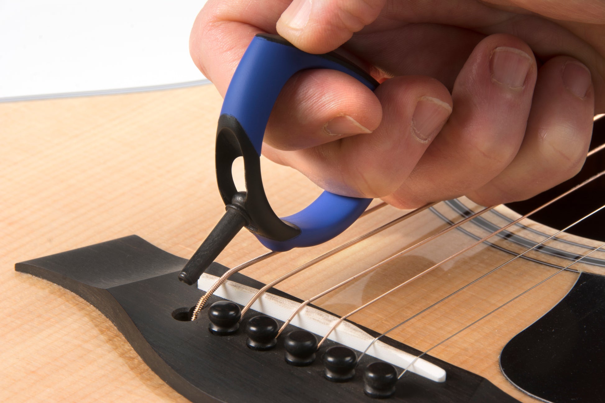 MUSIC NOMAD MN219 GRIP PULLER ZOOM PHOTO DEMO HAND PULLED BRIDGE PIN ON ACOUSTIC GUITAR