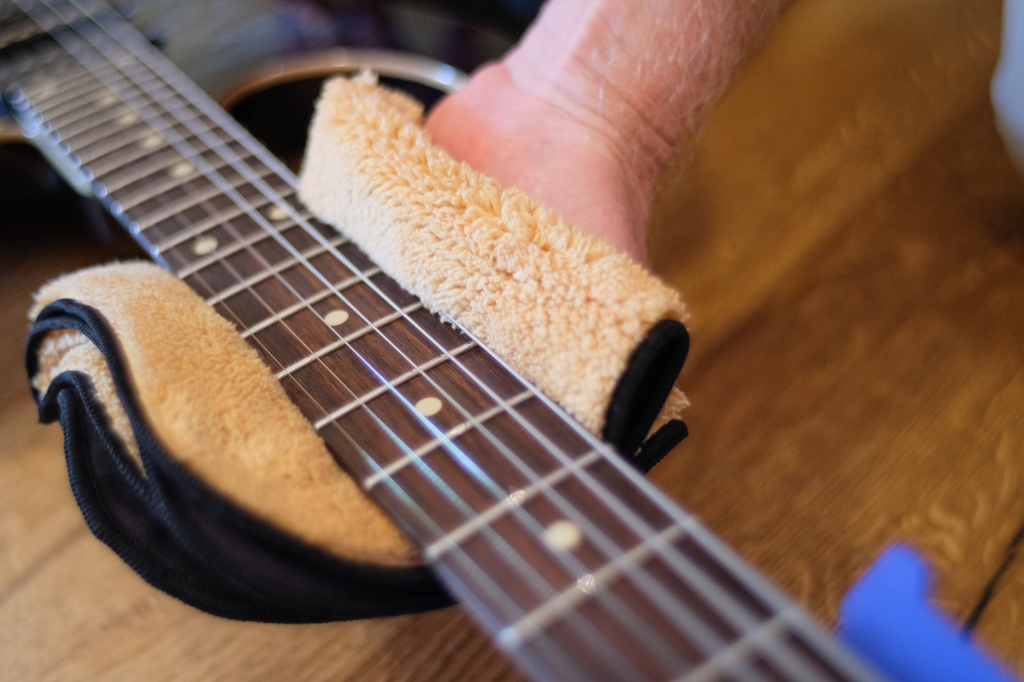 MusicNomad mn241 FRETBOARD VIEW HAND POLISHING BACK OF NECK