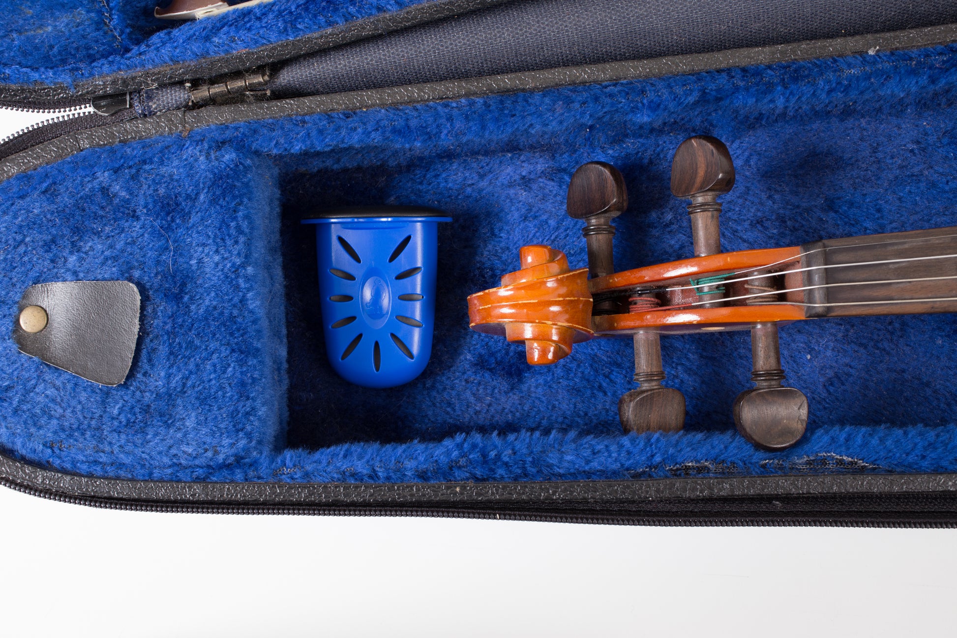 MUSICNOMAD MN302 HUMILILE HUMIDIFIER SIDE VIEW INSIDE VIOLIN CASE WITH VIOLIN ON WHITE BACKGROUND