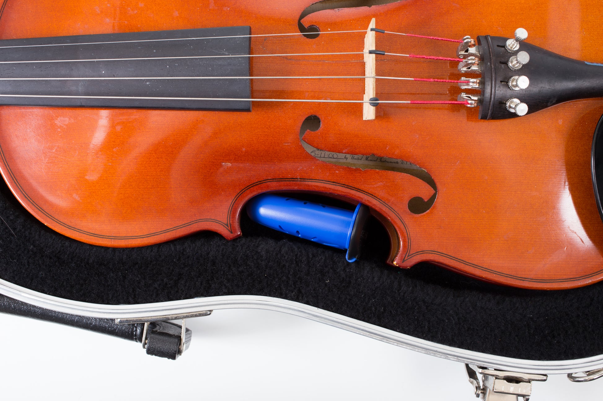 MUSICNOMAD MN302 HUMILILE HUMIDIFIER SIDE VIEW IN VIOLIN CASE WITH VIOLIN