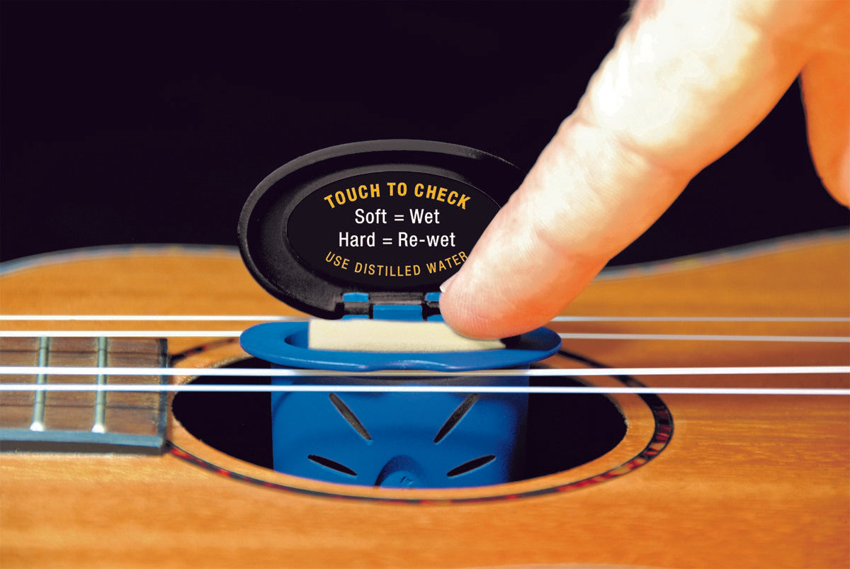 MUSICNOMAD MN302 HUMILILE HUMIDIFIER OPEN FINGER ADJUSTING IIN ACOUSTIC SOUNDHOLE WITH BLACK BACKGROUND