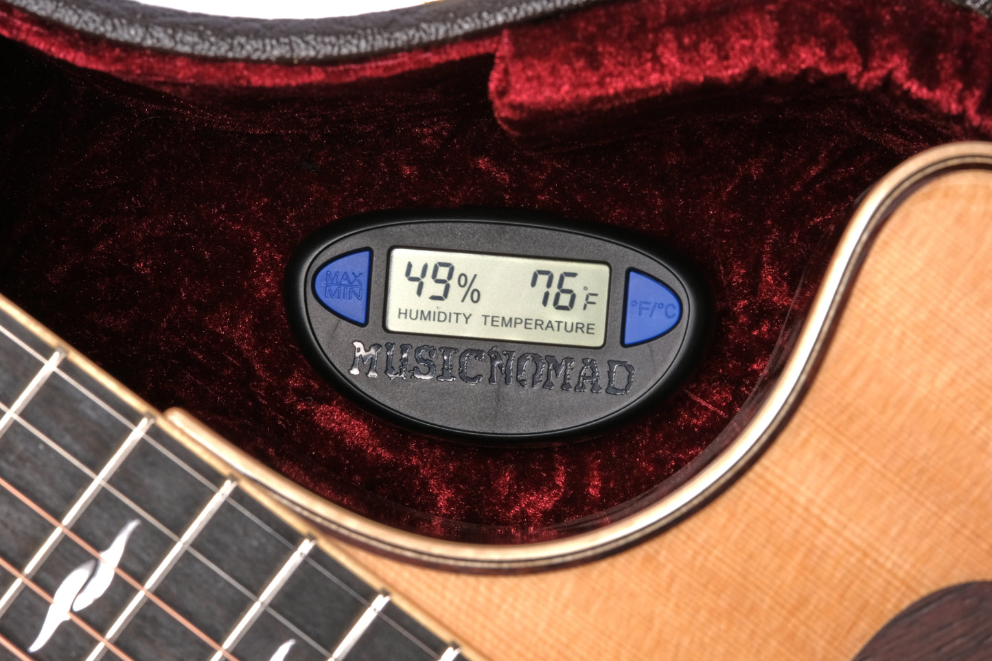 MUSICNOMAD MN312 GUITAR HYGROMETER PRODUCT INSIDE OF CASE TOP VIEW ACOUSTIC CASE