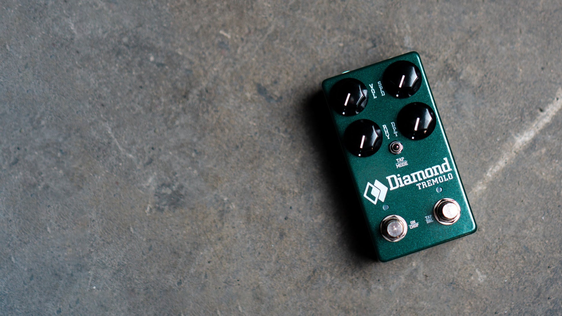  DIAMOND TREMEMO MODULATION PEDAL TOP VIEW