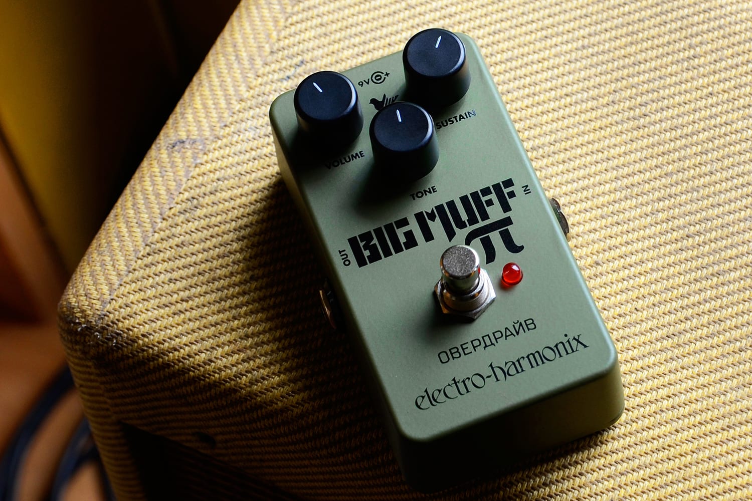  ELECTRO-HARMONIX EHX GREEN RUSSIAN BIG MUFF ON TWEED AMP MAIN PRODUCT IMAGE